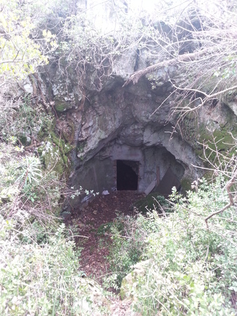 La grotte sous la route