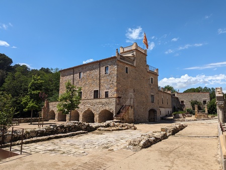 Monastère de Sant Miquel de Fluvià Monastère de Sant Miquel de Fluvià