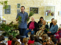 Exposition de plantes autour des livres sur le thème de la garrigue